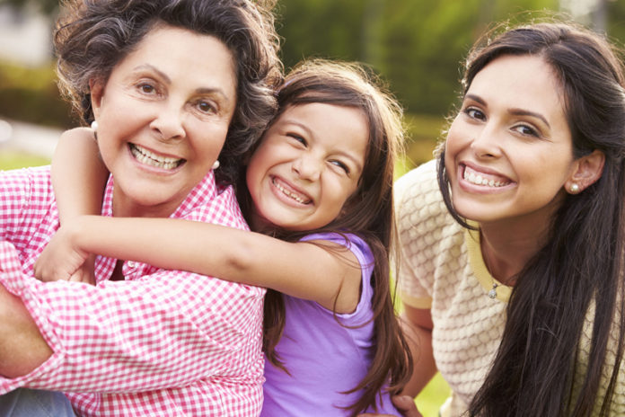 Las abuelas latinas siempre lideran en la familia