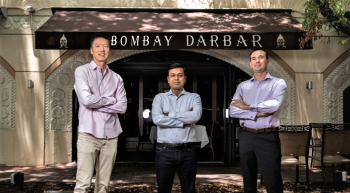 Solomon Hwang, Anil Agrawal y manager Derek Werinsky BOMBAY DARBAR -